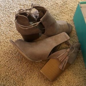 Open toe lace up booties Maurices. size 11 NWT